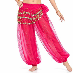 Sarouel de danse orientale fuchsia à paillettes, porté par une danseuse, avec ceinture à pièces métalliques et tissu fluide transparent.