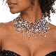 Collier élastique argenté porté par une femme noire, ras-de-cou fantaisie orné de perles argentées scintillantes et de nombreuses franges pendantes