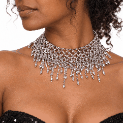 Collier élastique argenté porté par une femme noire, ras-de-cou fantaisie orné de perles argentées scintillantes et de nombreuses franges pendantes