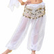 Sarouel de danse orientale blanc à paillettes, porté par une danseuse, avec ceinture à pièces métalliques dorées et tissu fluide transparent.