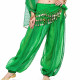 Sarouel de danse orientale vert foncé à paillettes dorées, porté par une danseuse, avec ceinture à pièces métalliques et tissu fluide transparent.