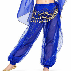 Sarouel de danse orientale bleu roi à paillettes, porté par une danseuse, avec ceinture à pièces métalliques dorées et tissu fluide transparent.