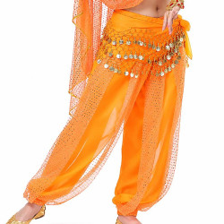 Sarouel de danse orientale orange à paillettes dorées, porté par une danseuse, avec ceinture à pièces métalliques et tissu fluide transparent.