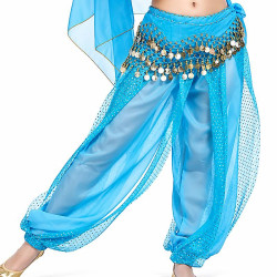 Sarouel de danse orientale turquoise à paillettes, porté par une danseuse, avec ceinture à pièces métalliques dorées et tissu fluide transparent.