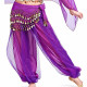 Sarouel de danse orientale violet à paillettes, porté par une danseuse, avec ceinture à pièces métalliques dorées et tissu fluide transparent.