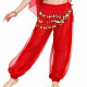 Sarouel de danse orientale rouge à paillettes, porté par une danseuse, avec ceinture à pièces métalliques dorées et tissu fluide transparent.