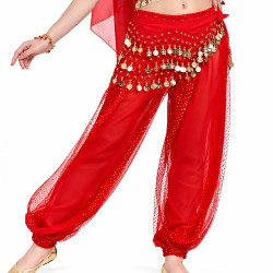 Sarouel de danse orientale rouge à paillettes, porté par une danseuse, avec ceinture à pièces métalliques dorées et tissu fluide transparent.