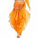 Sarouel de danse orientale orange et or à volants en voile fluide, porté par une danseuse, avec ceinture à pièces métalliques dorées.