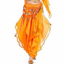 Sarouel de danse orientale orange et or à volants en voile fluide, porté par une danseuse, avec ceinture à pièces métalliques dorées.
