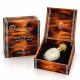 Musc Tahara Oriental Oud Gris Montaigne 12 ml, flacon blanc au bouchon doré présenté dans son coffret effet bois ouvert