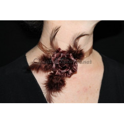 Collier ras de cou fleur marron