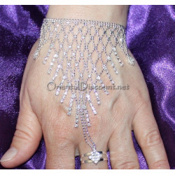Bijou de main argenté et strass