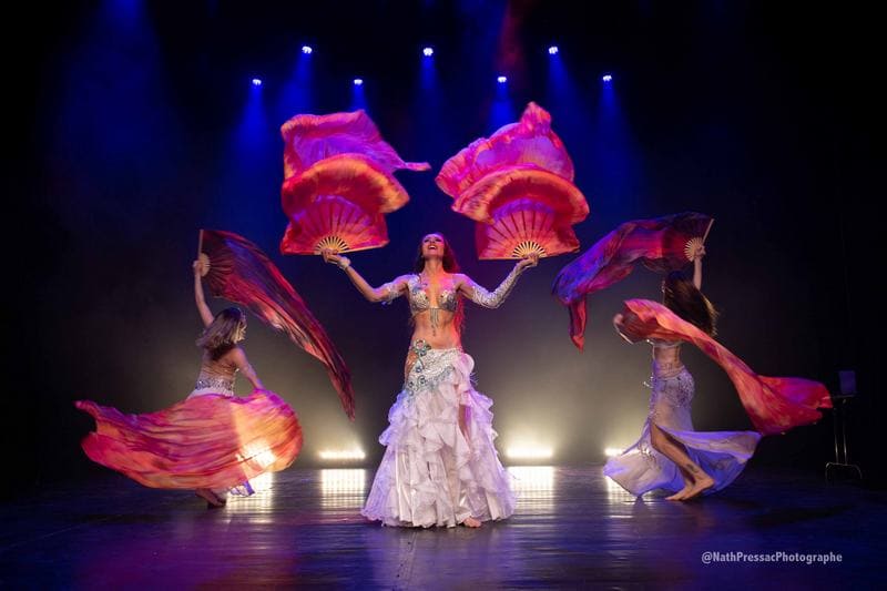 Clara Farah et ses danseuses en spectacle de danse orientale avec éventails colorés sur scène à Marseille