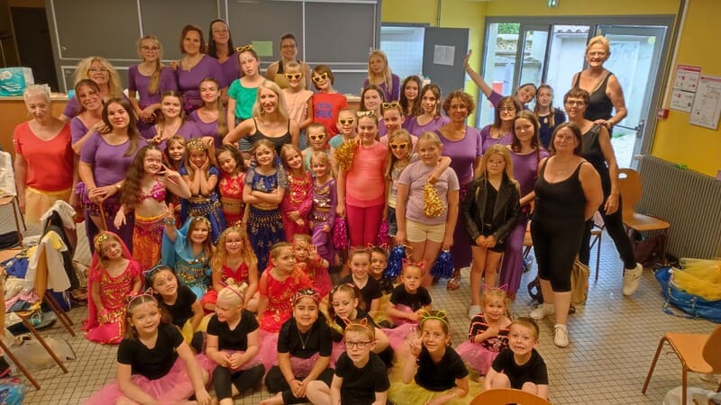 Groupe de danseuse pendant un cours de danse orientale enfant en normandie