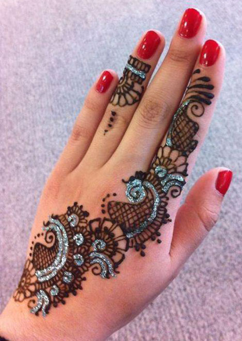 Décoration d'un tatouage au henné avec des paillettes