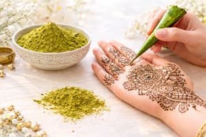 Application de henné naturel sur la main avec cone pour tatouage temporaire oriental