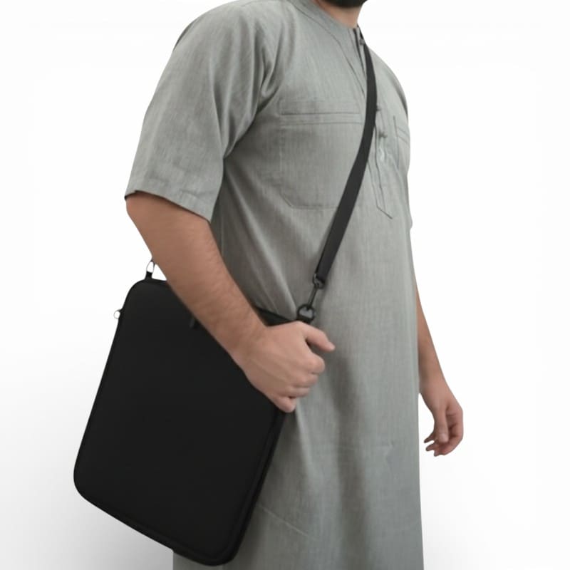 apis de prière de voyage pliable porté à l'épaule avec bandoulière en situation de déplacement