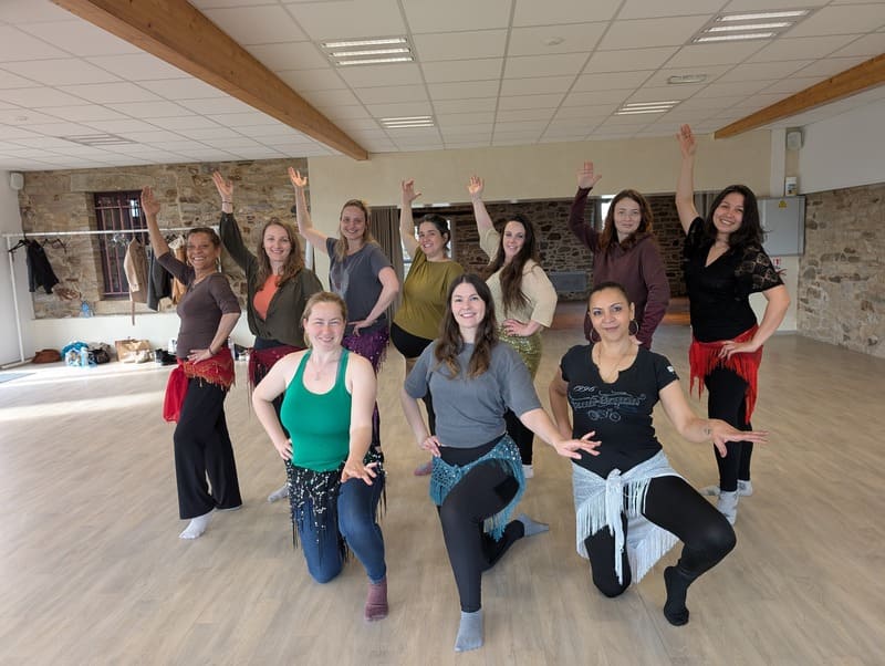 groupe de danseuse orientale souriante a Rieux