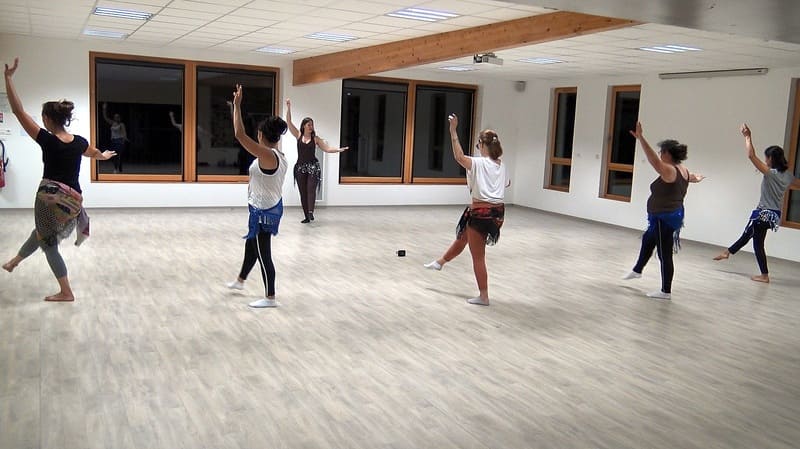 cours de danse orientale Pays de redon danseuses dans une salle avec leurs prof